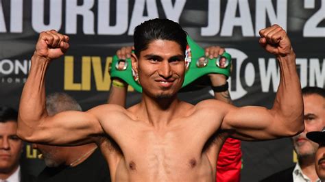 Mikey Garcia turns in star.